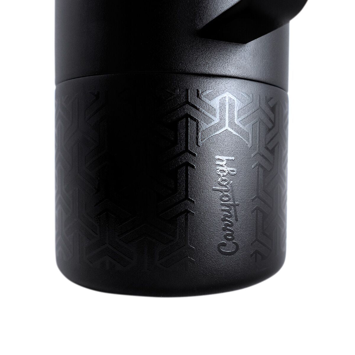 miir-x-carryology-tomo-o1 WebPDP-MiiR_x_Carryology_Tomo_Studio_Closeup__TOM1SV33402_12.10.25.jpg